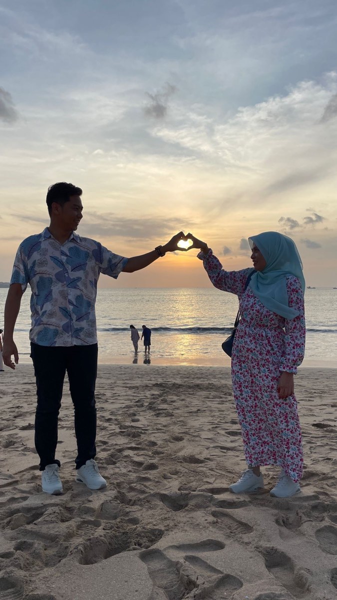 Pasangan honeymoon bergambar ketika sunset di Bali
