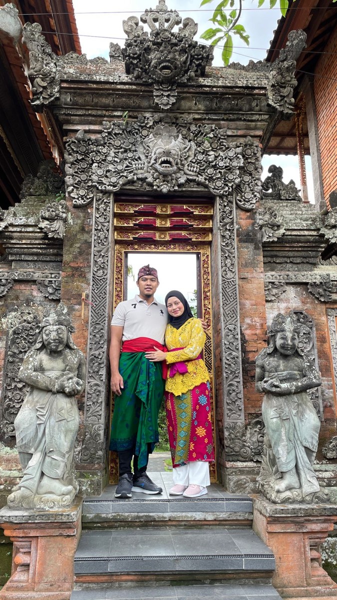 Pasangan honeymoon di seni bina tradisional Bali