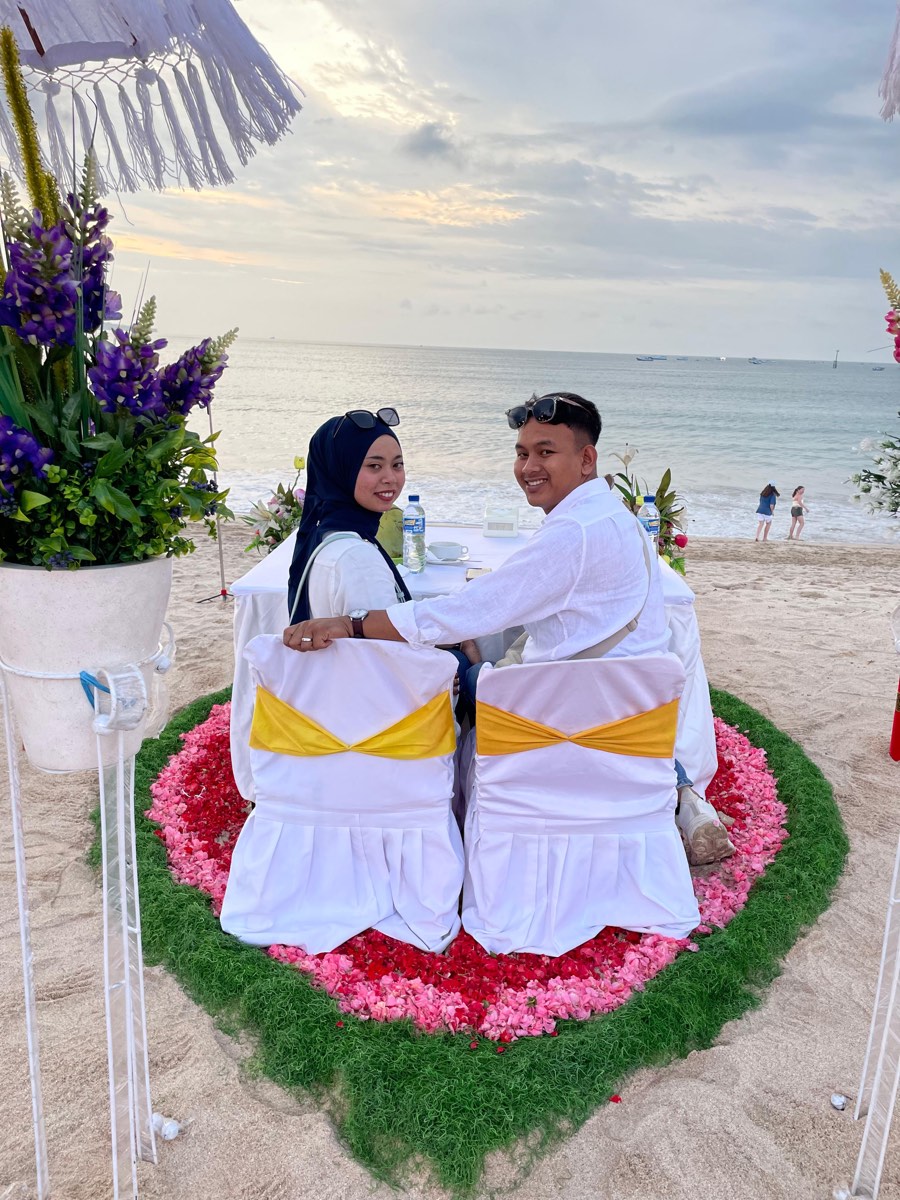 Candlelight dinner pasangan honeymoon di Pantai Jimbaran Bali