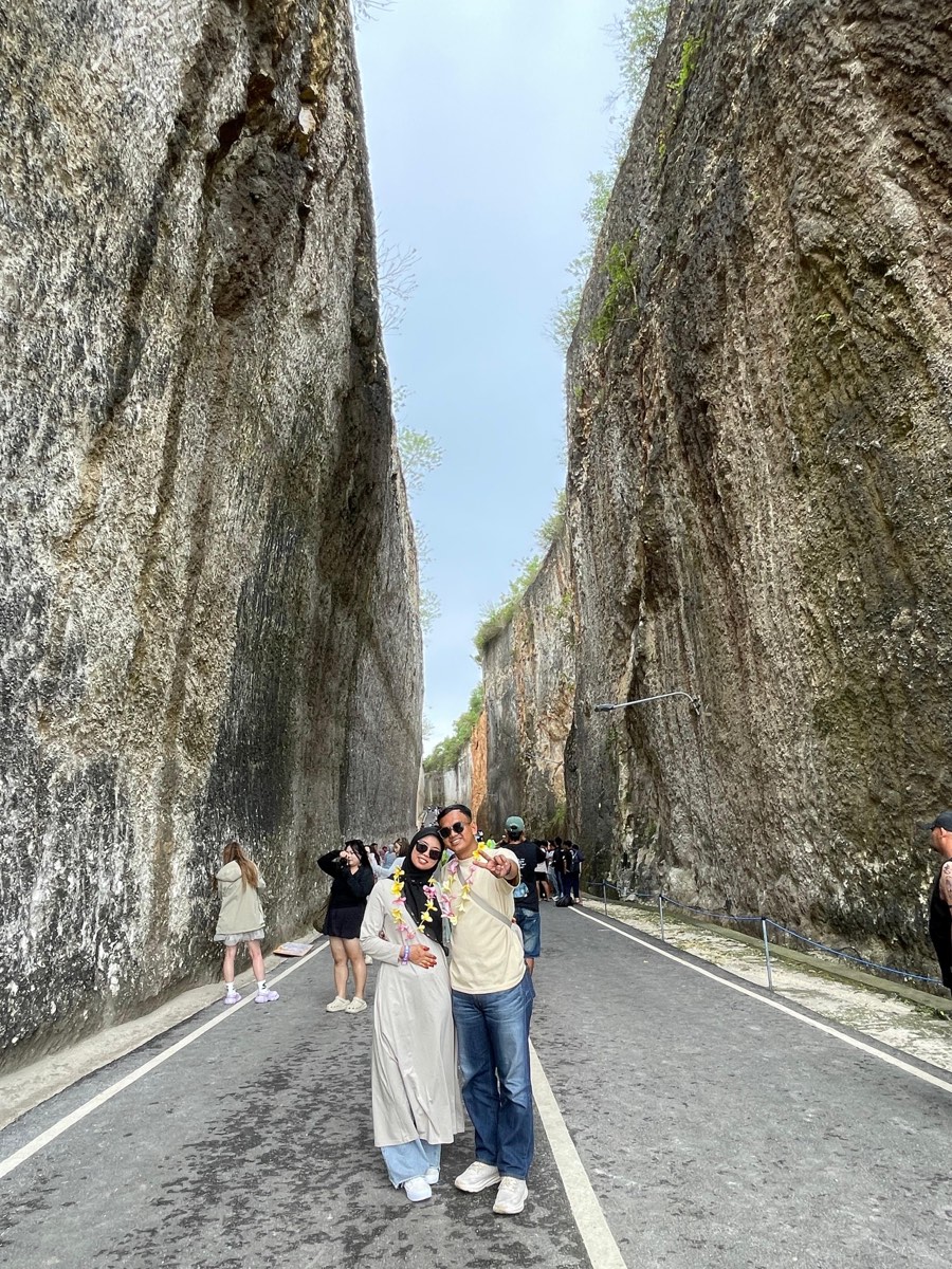 Pasangan honeymoon di destinasi ikonik Bali