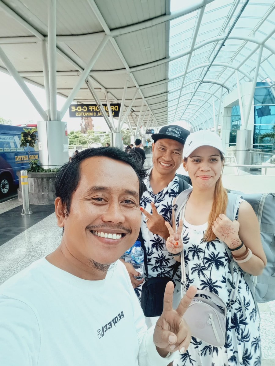 Pasangan honeymoon disambut pemandu tempatan Bali