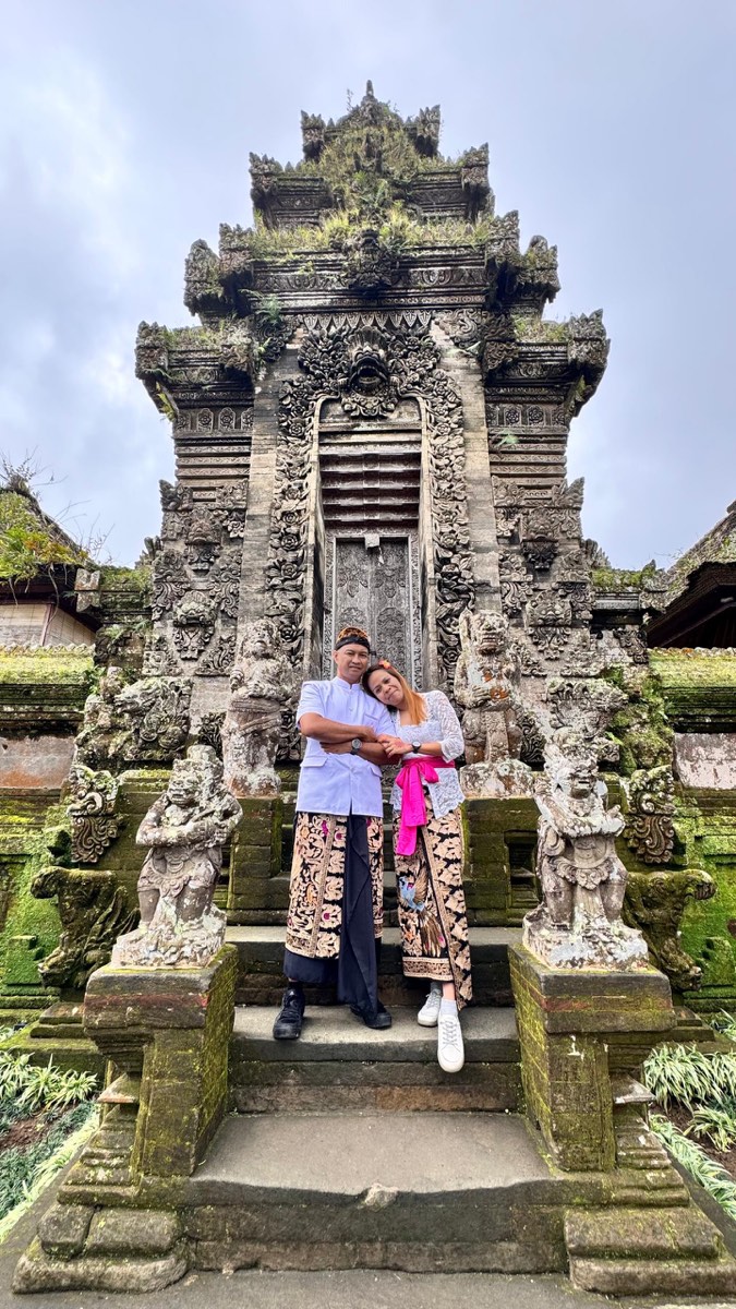 Pasangan honeymoon di pintu gerbang tradisional Bali
