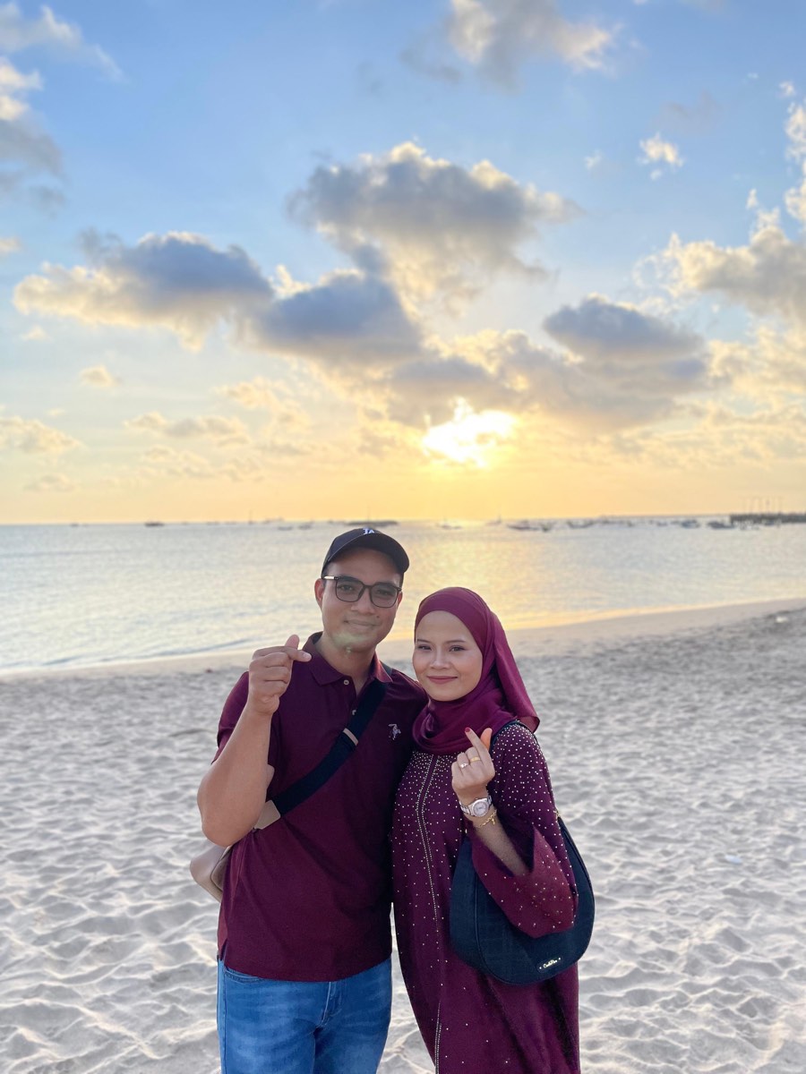 Pasangan honeymoon menikmati sunset di Pantai Jimbaran